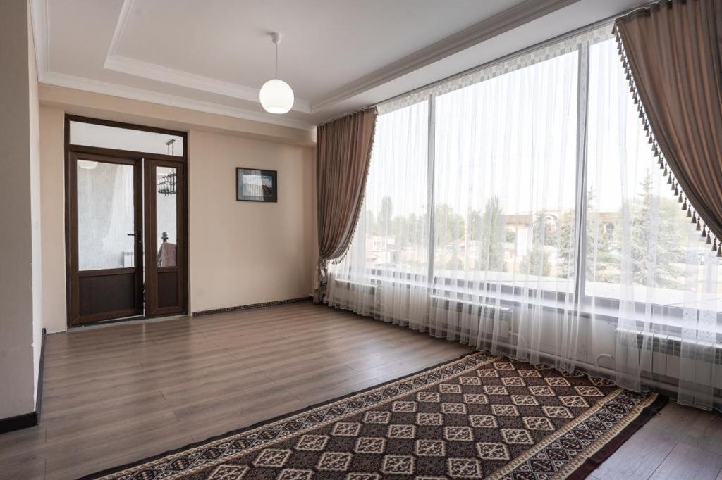 Muras Hotel Karakol Bagian luar foto