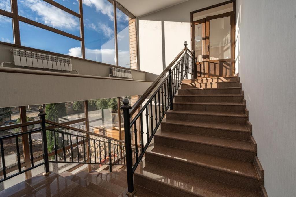 Muras Hotel Karakol Bagian luar foto