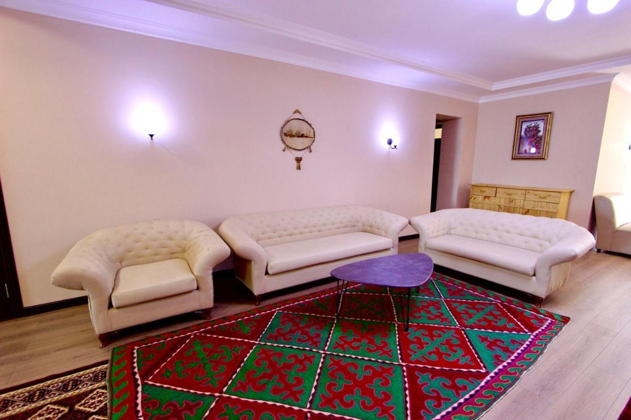Muras Hotel Karakol Bagian luar foto
