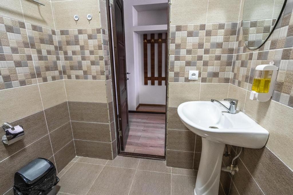 Muras Hotel Karakol Bagian luar foto