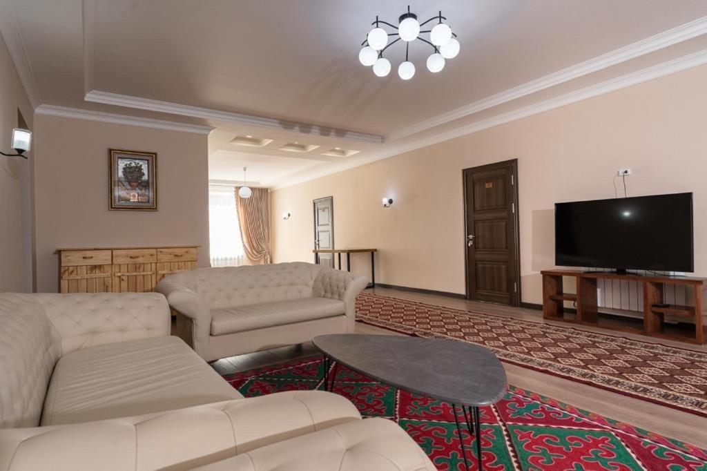 Muras Hotel Karakol Bagian luar foto